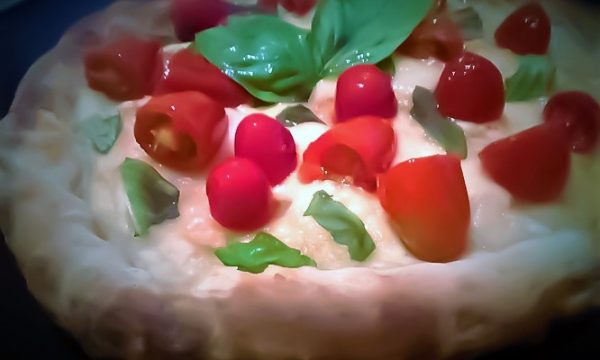 Pizza con pomodorini e fiordilatte